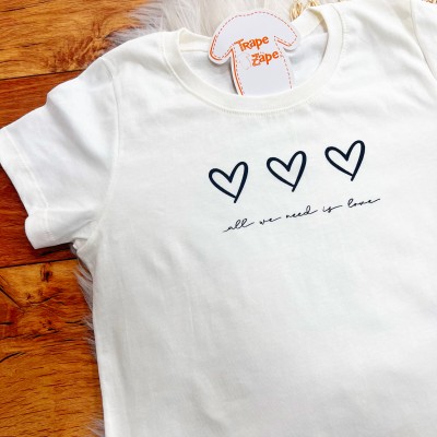  Conj. Blusa All We Need is Love e Short - Off White e Verde